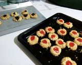 Foto langkah ke 5 dari resep Crunchy Strawberry Cheese Thumbprint Cookies.