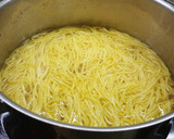 Foto del paso 2 de la receta: Espaguetis con colas de langostinos al ajillo