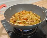 Foto del paso 7 de la receta Wok de pollo y champiñones salteados con repollo y verduras estilo oriental