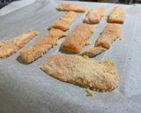 Foto del paso 2 de la receta: Barritas de salmón rebozado al horno para bebés