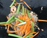Foto langkah ke 4 dari resep Mie telur goreng.