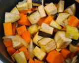 Foto del paso 4 de la receta: Contramuslos de pollo en salsa de berenjena, calabaza y curry