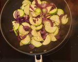 Foto del paso 3 de la receta Tortilla de calabacín y cebolla morada, jugosa y ligera