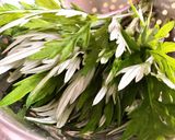 Hình bước làm 1 của món 💚 Trứng Gà Chiên Lá Ngải Cứu