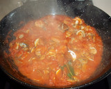 Foto del paso 9 de la receta: Almejas frescas encebolladas con salsa de tomate