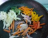 A picture of step 2 of Stir fry chilli garlic noodles.