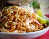Foto langkah ke 6 dari resep Kwetiow Goreng Udang a'la Thai(Prawns Pad Thai).