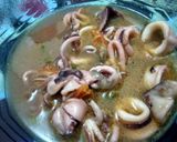 Foto langkah ke 3 dari resep Tumis cumi tomat.