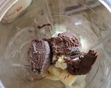 A picture of step 2 of Banana Nutella milkshake with topping choco brownie.