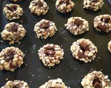 Foto langkah ke 6 dari resep Peanut Choco Thumbrint Cookies.