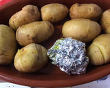 Foto del paso 1 de la receta: Patatas hasselback asadas con ajos confitados y mantequilla