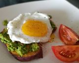Foto del paso 4 de la receta: Tostadas de camote con palta y huevo