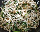 Hình bước làm 2 của món Giá và hẹ xào thịt bò