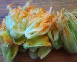 Foto del paso 2 de la receta: Zuppa di fiori di zucca - Sopa de flor de calabaza