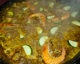 Foto del paso 4 de la receta: Arroz con conejo, sepia, langostinos, calabacín y espinacas