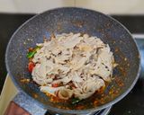 Foto langkah ke 5 dari resep Tumis Jamur Tiram Pedas.