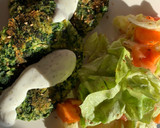 Foto del paso 5 de la receta: Hamburguesa de garbanzos y espinacas con salsa de yogur, acompañado de ensalada🥬🍅🧀