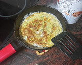 Foto del paso 2 de la receta: Bocadillo de tortilla francesa con zanahoria y jamón serrano