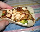 Foto del paso 8 de la receta: Tacos con pollo, palta, cebolla dorada y maní