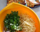 Foto langkah ke 1 dari resep Dadar Kentang Sayur.
