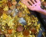 Foto langkah ke 4 dari resep Nasi Siram Telur dan Sosis.