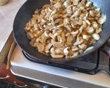 Gombás, kolbászos pizza recept fázis 4 fotója