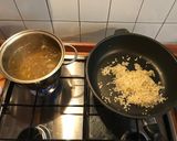 Foto del passaggio 3 della ricetta Risotto al radicchio tardivo sfumato al vino rosso