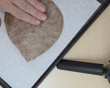 Foto del paso 3 de la receta: Mega galleta corazón de pocos ingredientes 😋 sin gluten, sin azúcar agregado ni edulcorante 🌱