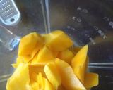 A picture of step 1 of Mango shake.