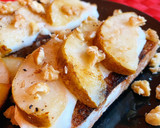 Foto del paso 3 de la receta: Tostadas integrales de mozzarella fresca y pera