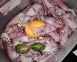 Foto langkah ke 1 dari resep Oseng Cumi Bawang Bombay.