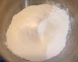 Foto del paso 5 de la receta: Bizcocho de chocolate blanco, frambuesas y piñones