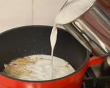 Gambar langkah 3 resipi Pucuk Ubi Masak Lemak Bersama Udang.
