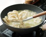 Foto langkah ke 4 dari resep Cumi Goreng Tepung Tapioka Devina Hermawan.