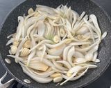 Foto del paso 4 de la receta: Acelgas empiñonadas con huevos estrellados
