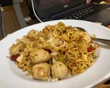 Foto langkah ke 5 dari resep Mie Tumis Bakso (Indomie jumbo ayam panggang).