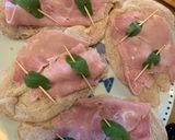 Foto del passaggio 2 della ricetta Saltimbocca di pollo con prosciutto e salvia