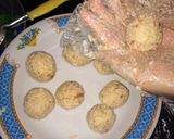 Foto langkah ke 2 dari resep Bola - Bola Nasi Kornet (rice ball mozarella).