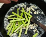 Foto langkah ke 2 dari resep Garlic-Butter Asparagus with Mashed Potato.