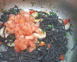 Foto del paso 12 de la receta: Espaguetis negros de sepia con langostinos