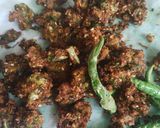 A picture of step 4 of Kulith (horse gram) pakoda.
