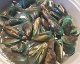 Foto langkah ke 1 dari resep Kerang Hijau Saus Padang.