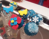 Foto del paso 6 de la receta: Decorar cake pop y mini rosquillas