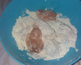 Foto del paso 2 de la receta: Pollo enharinado y tortitas de patatas