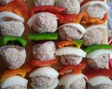 Foto del paso 4 de la receta: Brochetes de carne picada con cebolla, morrón rojo y verde