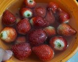 Foto langkah ke 1 dari resep Homemade Strawberry Jam 🍓.