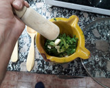 Foto del paso 3 de la receta: Filetes de merluza, patatas y guisantes en salsa verde