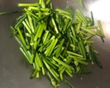 中卷炒韭菜花的食譜步驟1照片