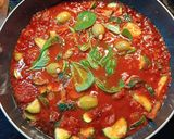 Gyors cukkinis kolbászos egytál paradicsommártásban recept fázis 3 fotója