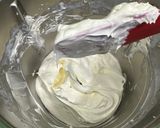 Gambar langkah 9 resipi Cupcake Oren Sunquick Santan Cream Cheese Frosting.